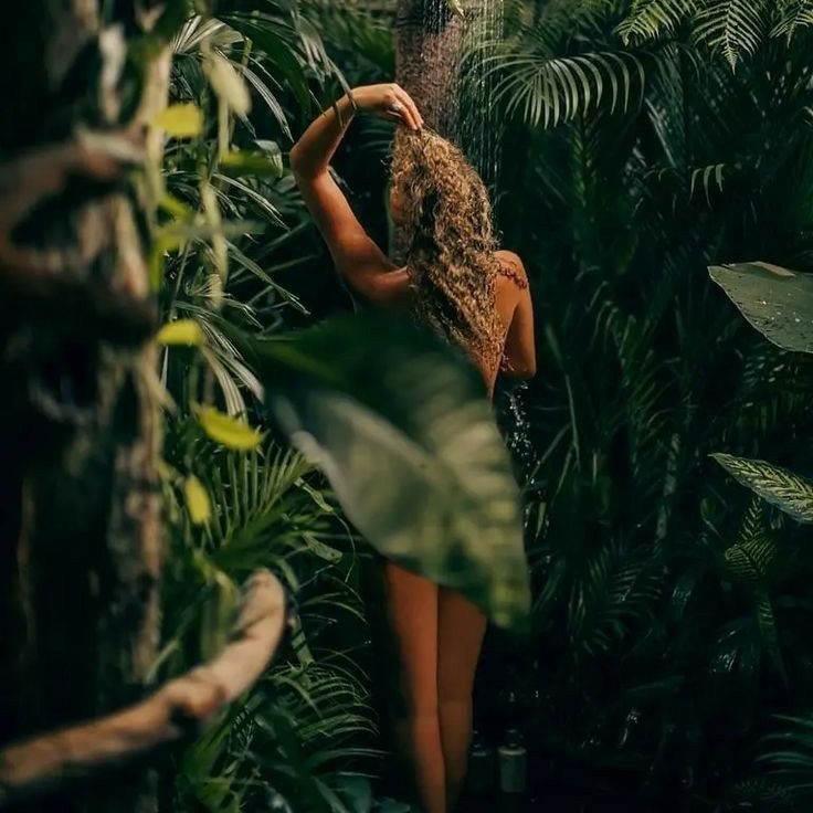 Frau im Dschungel