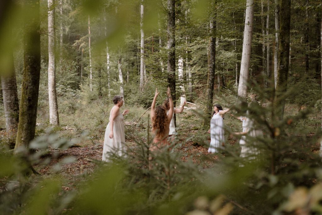 Frauen tanzen im Wald