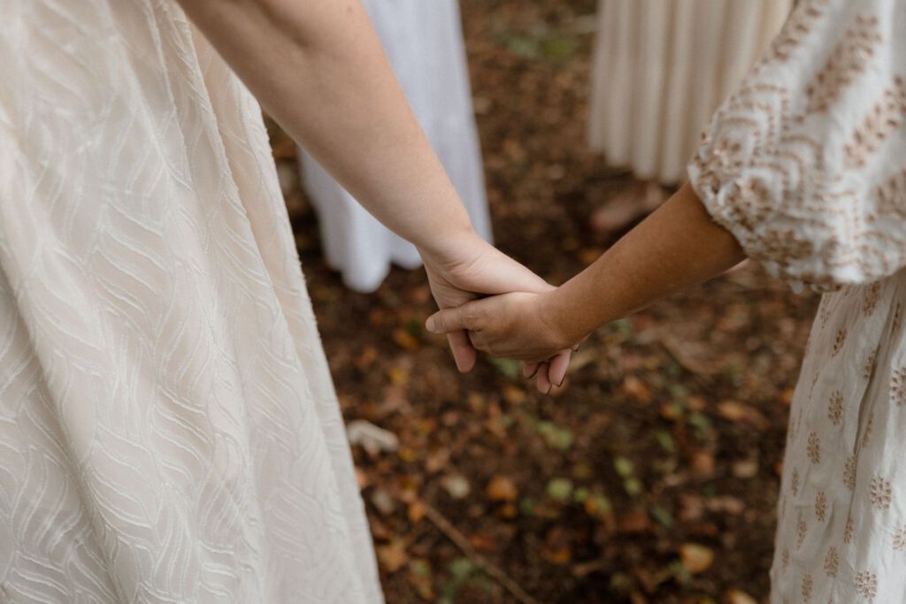 Frauen halten sich an den Händen