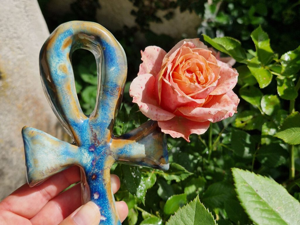 Ankh mit Rosenblüte